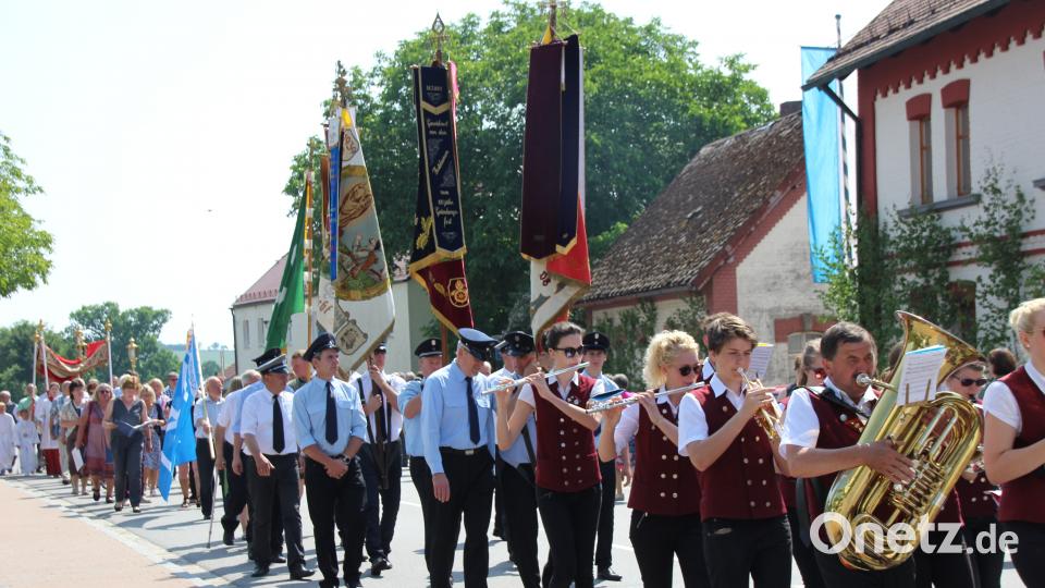 In Gebenbach führte die Fronleichnamprozession über die Bundesstraße 14. Wolfgang Schöpf