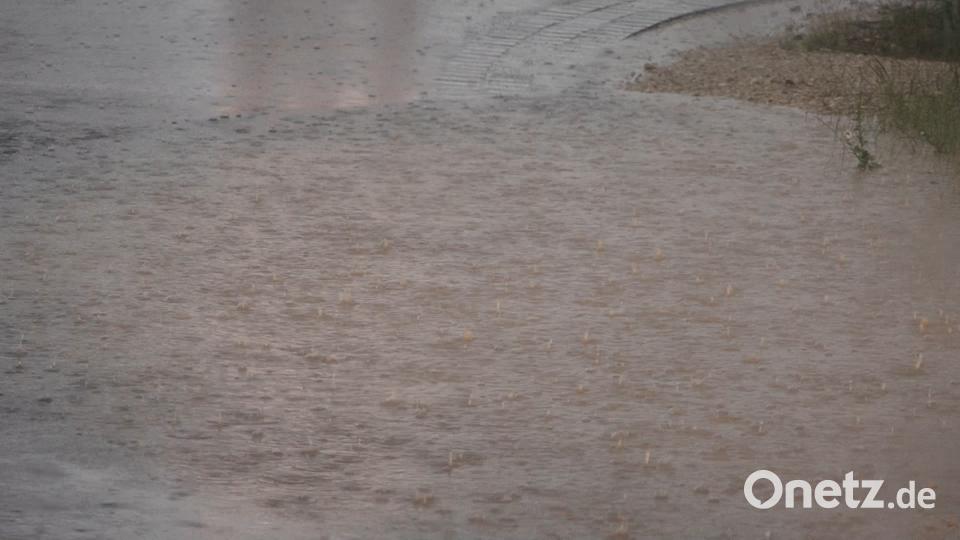 Auch im Kreis Regensburg und im Kreis Kelheim hatten die Einsatzkräfte mit überfluteten Straßen und Kellern zu kämpfen. Sie waren bis in die frühen Morgenstunden im Einsatz Auer, Alexander