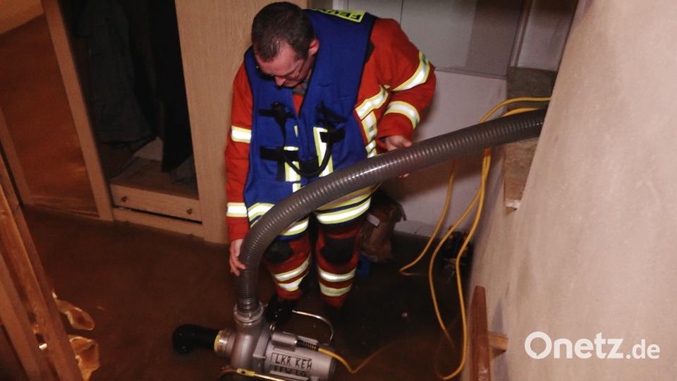 Auch im Kreis Regensburg und im Kreis Kelheim hatten die Einsatzkräfte mit überfluteten Straßen und Kellern zu kämpfen. Sie waren bis in die frühen Morgenstunden im Einsatz Auer, Alexander