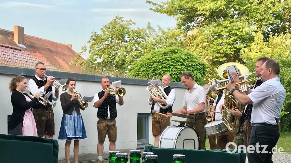 In Freudenberg spielte die Hammerbachtaler Blousn ab 6 Uhr den Weckruf zum Fronleichnamstag. Nicht ohne Stärkung. Uli Piehler