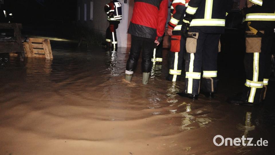 Auch im Kreis Regensburg und im Kreis Kelheim hatten die Einsatzkräfte mit überfluteten Straßen und Kellern zu kämpfen. Sie waren bis in die frühen Morgenstunden im Einsatz Auer, Alexander