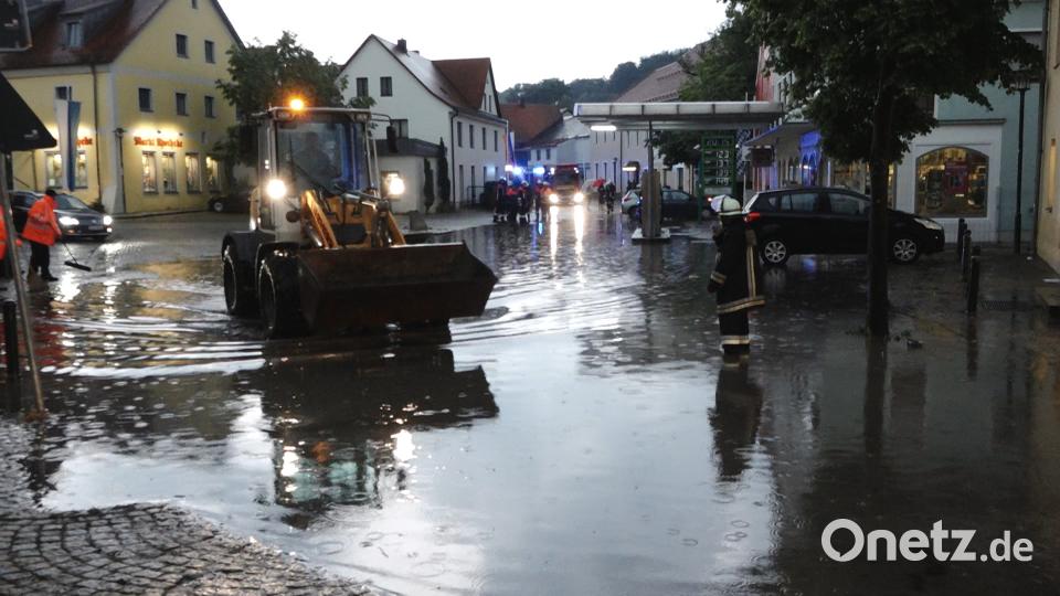 Auch im Kreis Regensburg und im Kreis Kelheim hatten die Einsatzkräfte mit überfluteten Straßen und Kellern zu kämpfen. Sie waren bis in die frühen Morgenstunden im Einsatz Auer, Alexander