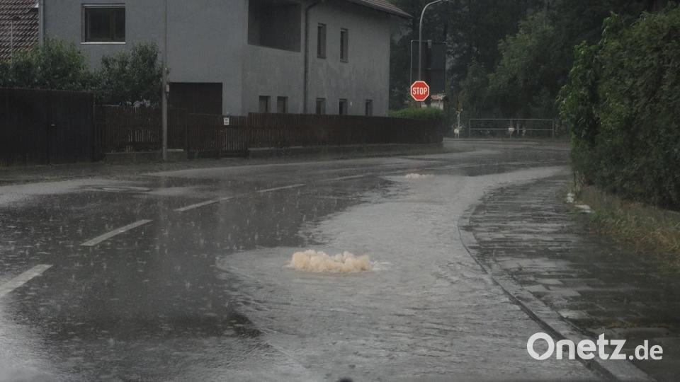 Auch im Kreis Regensburg und im Kreis Kelheim hatten die Einsatzkräfte mit überfluteten Straßen und Kellern zu kämpfen. Sie waren bis in die frühen Morgenstunden im Einsatz Auer, Alexander