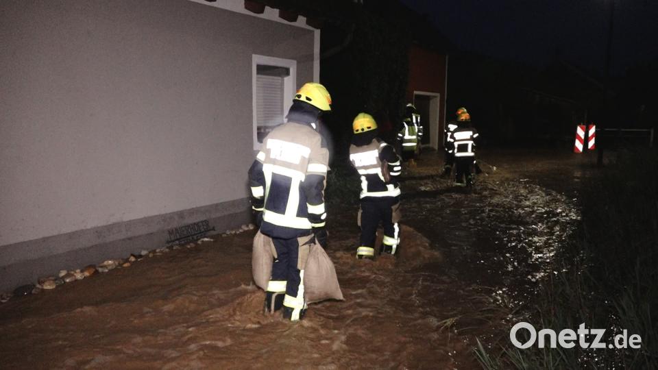 Auch im Kreis Regensburg und im Kreis Kelheim hatten die Einsatzkräfte mit überfluteten Straßen und Kellern zu kämpfen. Sie waren bis in die frühen Morgenstunden im Einsatz Auer, Alexander