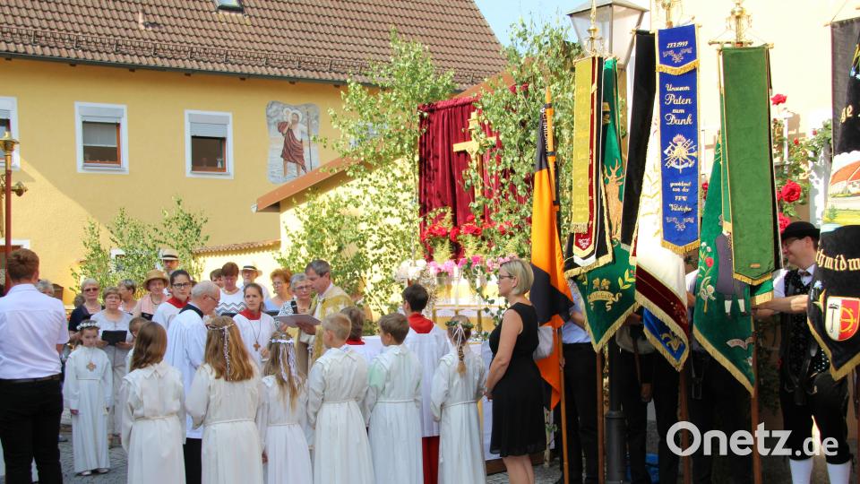 Ein Fahnenspalier für das Allerheiligste in Schmidmühlen. Johann Bauer