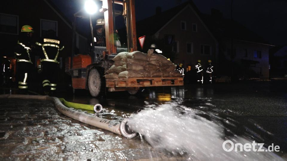 Auch im Kreis Regensburg und im Kreis Kelheim hatten die Einsatzkräfte mit überfluteten Straßen und Kellern zu kämpfen. Sie waren bis in die frühen Morgenstunden im Einsatz Auer, Alexander