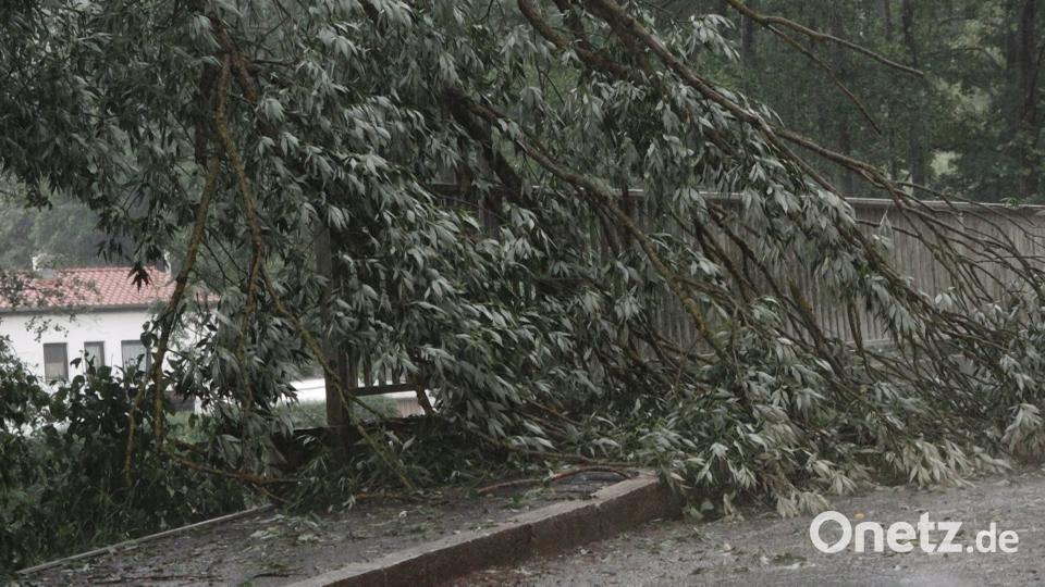 Auch im Kreis Regensburg und im Kreis Kelheim hatten die Einsatzkräfte mit überfluteten Straßen und Kellern zu kämpfen. Sie waren bis in die frühen Morgenstunden im Einsatz Auer, Alexander