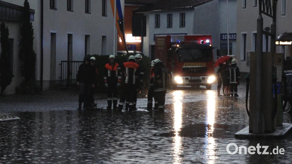 Auch im Kreis Regensburg und im Kreis Kelheim hatten die Einsatzkräfte mit überfluteten Straßen und Kellern zu kämpfen. Sie waren bis in die frühen Morgenstunden im Einsatz Auer, Alexander