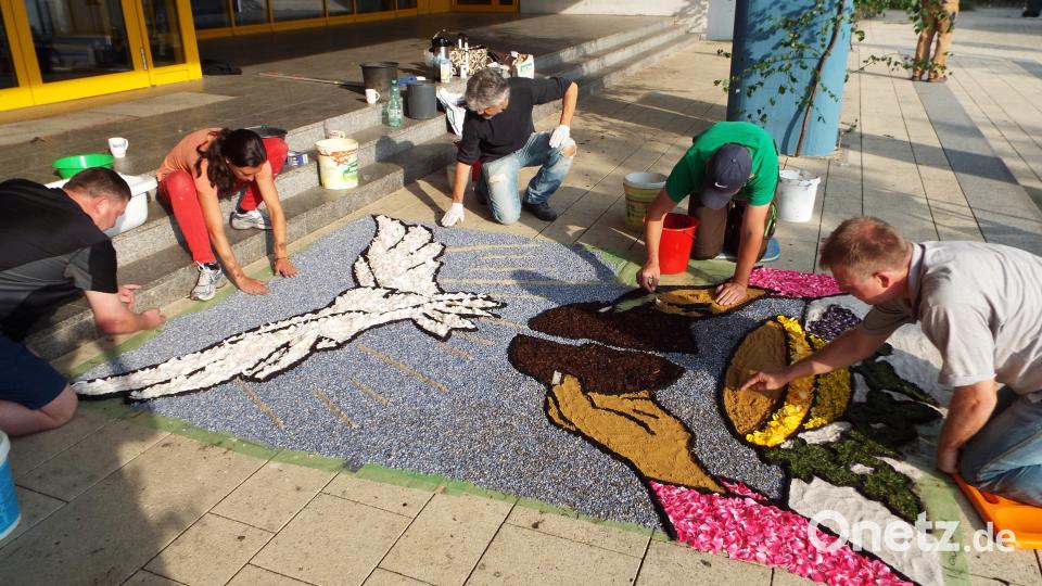 Die Mitglieder der Kümmersbrucker Kolpingsfamilie waren schon am frühen Morgen unterwegs, um den Blumenteppich zu legen. Klaus Högl