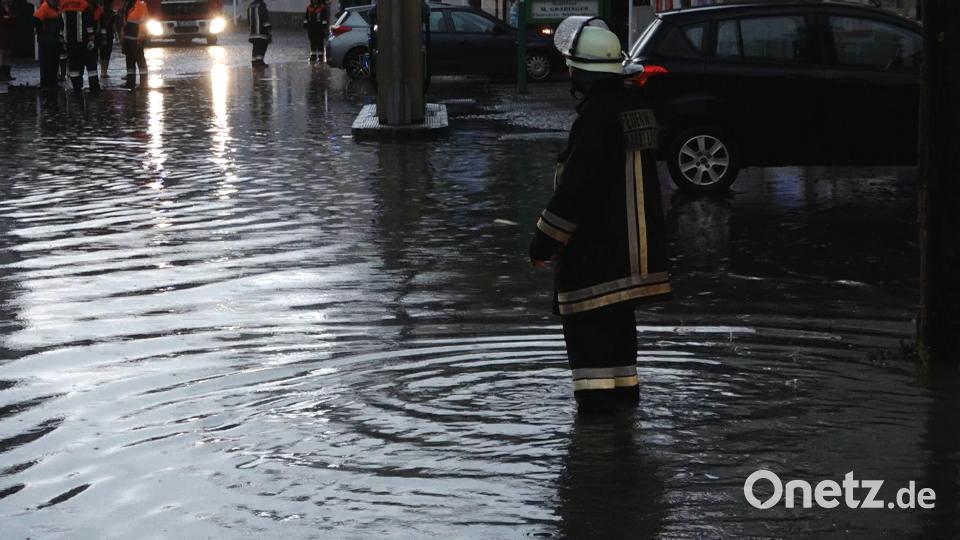 Auch im Kreis Regensburg und im Kreis Kelheim hatten die Einsatzkräfte mit überfluteten Straßen und Kellern zu kämpfen. Sie waren bis in die frühen Morgenstunden im Einsatz Auer, Alexander