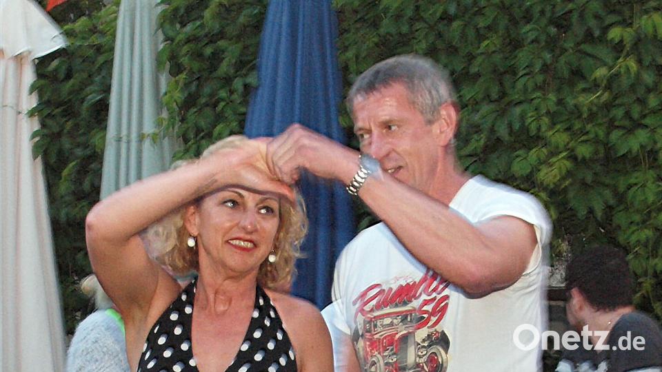 Viele Rockabilly-Fans schwangen zwischen den Tischen und vor der Bühne das Tanzbein. Hubert Söllner