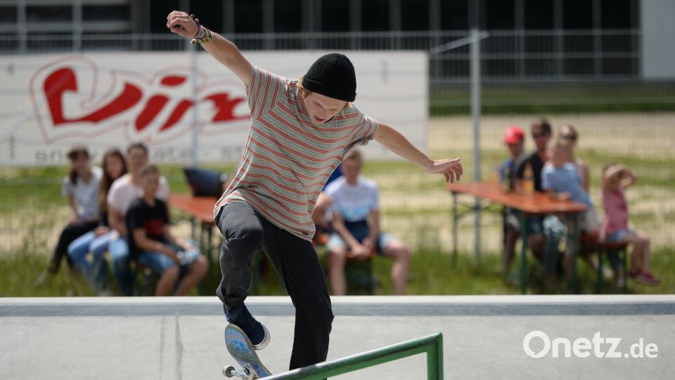 Die besten Tricks und raffiniertesten Sprünge legen die Teilnehmer des ersten Amberger Skatecontests hin. Brückmann (brü), Andreas [BRÜ] (<a href=