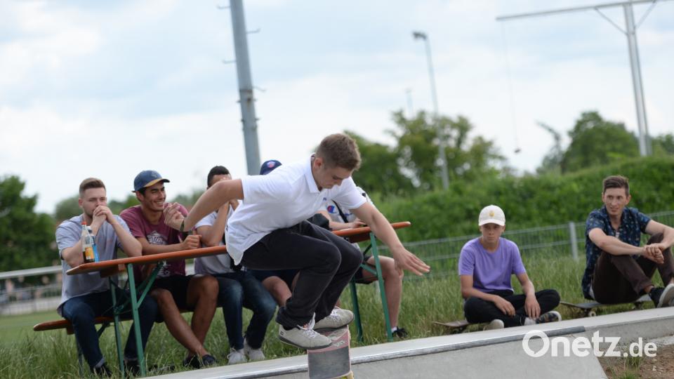 Die besten Tricks und raffiniertesten Sprünge legen die Teilnehmer des ersten Amberger Skatecontests hin. Brückmann (brü), Andreas [BRÜ] (<a href=