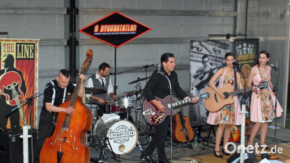 Die Fünf von „A Nyughatatlan“ spielten im Stil Johnny Cashs alten Rockabilly, hatten auch eigene Songs und Pop-Hits im Rockabilly-Country-Stil auf Lager. Hubert Söllner