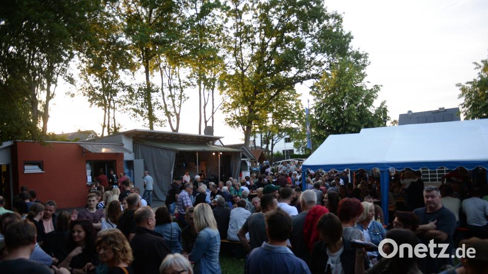 Gut gefüllter Dorfplatz in Hohenkemnath, zur zehnten Auflage des Open Airs. Brückmann (brü), Andreas [BRÜ] (mail@andreasbrueckmann.de)