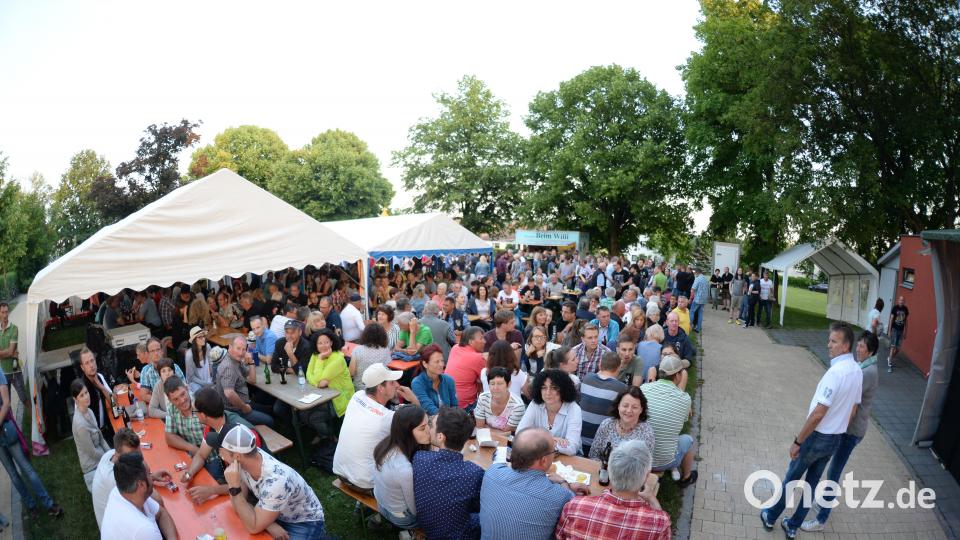 Gut gefüllter Dorfplatz in Hohenkemnath, zur zehnten Auflage des Open Airs. Brückmann (brü), Andreas [BRÜ] (mail@andreasbrueckmann.de)