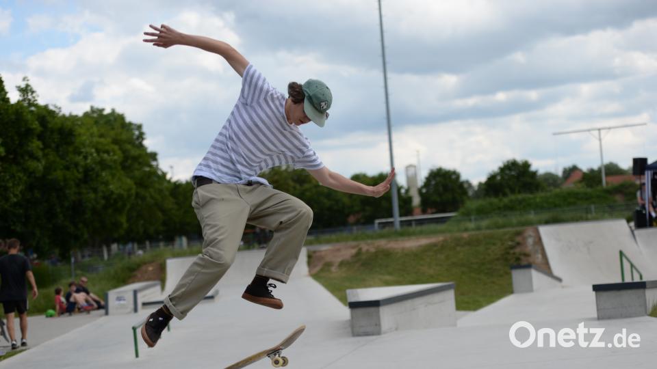 Die besten Tricks und raffiniertesten Sprünge legen die Teilnehmer des ersten Amberger Skatecontests hin. Brückmann (brü), Andreas [BRÜ] (<a href=