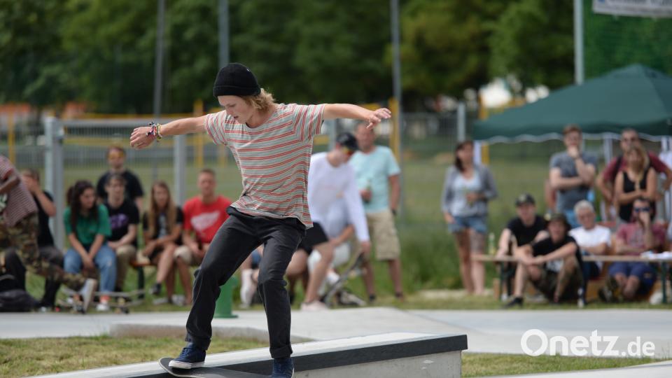 Die besten Tricks und raffiniertesten Sprünge legen die Teilnehmer des ersten Amberger Skatecontests hin. Brückmann (brü), Andreas [BRÜ] (<a href=