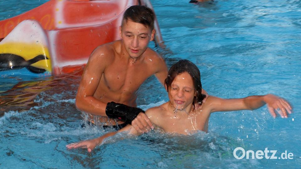 Die Kids aber hatten viel Spaß beim Nachschwimmen, jagte auch dem Ball hinterher. Hubert Söllner