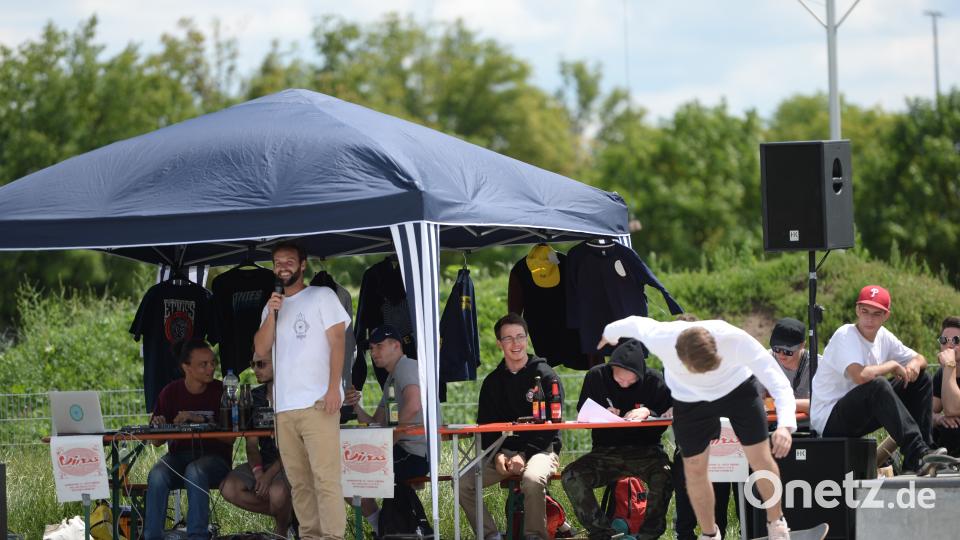 Kurz vor der Eröffnung drehen die Skater unter den Augen der Jury ihre Aufwärmrunden. Brückmann (brü), Andreas [BRÜ] (<a href=