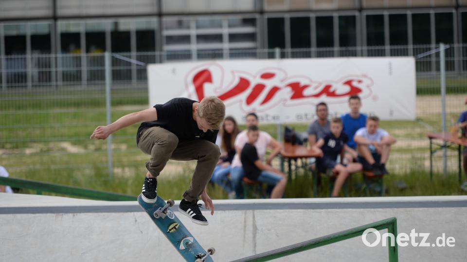 Die besten Tricks und rafiniertesten Sprünge legten die Teilnehmer des ersten Amberger Skatecontests hin. Brückmann (brü), Andreas [BRÜ] (<a href=