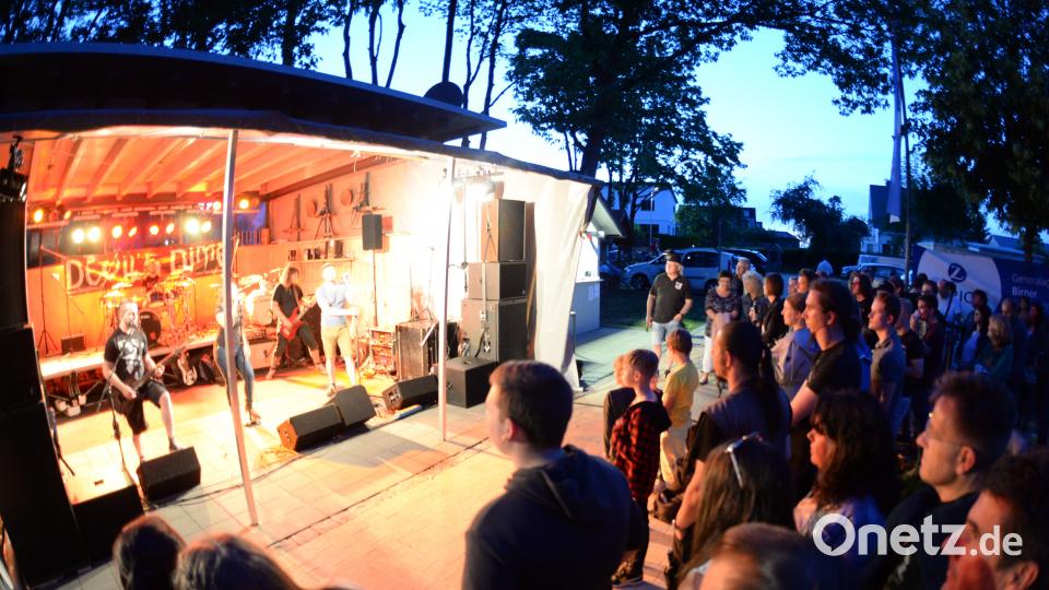 Gut gefüllter Dorfplatz in Hohenkemnath, zur zehnten Auflage des Open Airs. Brückmann (brü), Andreas [BRÜ] (mail@andreasbrueckmann.de)