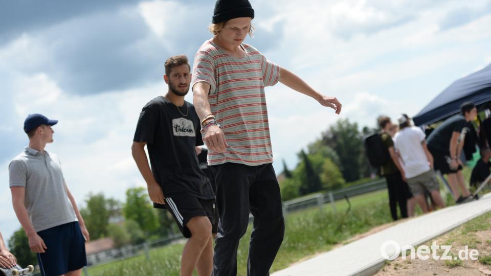 Die besten Tricks und raffiniertesten Sprünge legen die Teilnehmer des ersten Amberger Skatecontests hin. Brückmann (brü), Andreas [BRÜ] (<a href=