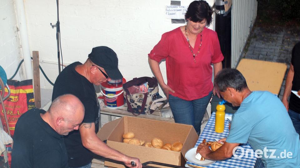 Für Spezialitäten vom Grill sorgten Gerhard Schnabel und seine Mannschaft. Hubert Söllner