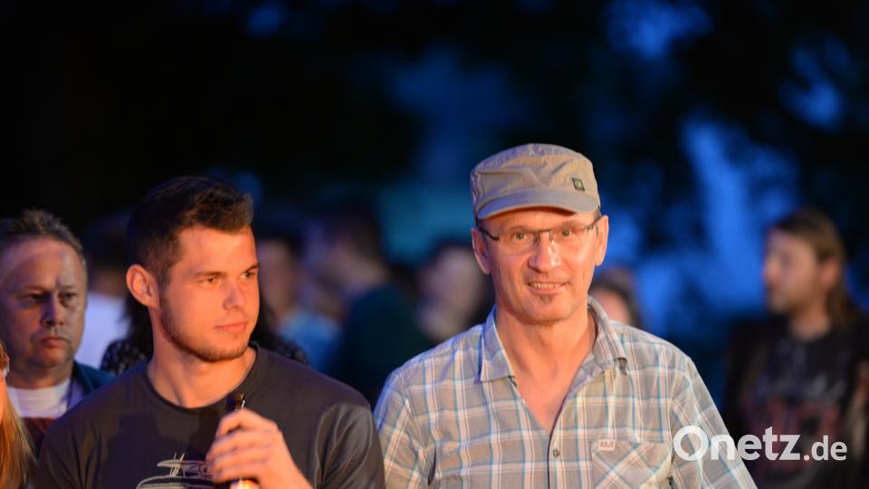 Jung, und etwas älter vor der Bühne Brückmann (brü), Andreas [BRÜ] (mail@andreasbrueckmann.de)