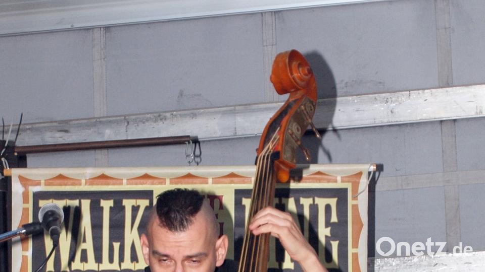 Attlila Petrovits sorgte am Kontrabass „für Rock’n ’Roll, dass es nur so kracht.“ Hubert Söllner