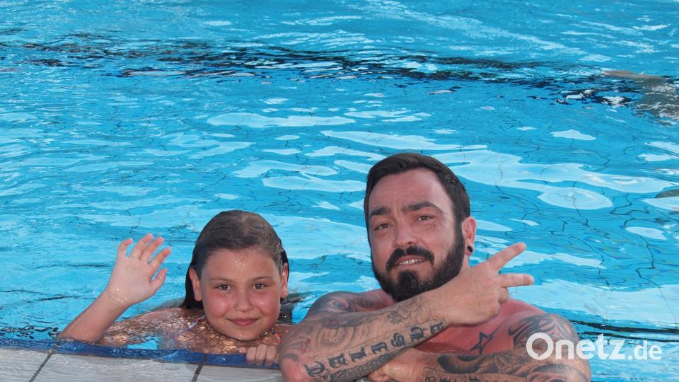 Nicht nur einsame Schwimmer zogen ihre Bahnen im 50-Meter-Becken. Auch die kleine Badenixe mit ihrem Papa hatte Spaß beim Nachtschwimmen. Hubert Söllner