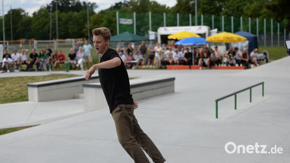 Die besten Tricks und raffiniertesten Sprünge legen die Teilnehmer des ersten Amberger Skatecontests hin. Brückmann (brü), Andreas [BRÜ] (<a href=