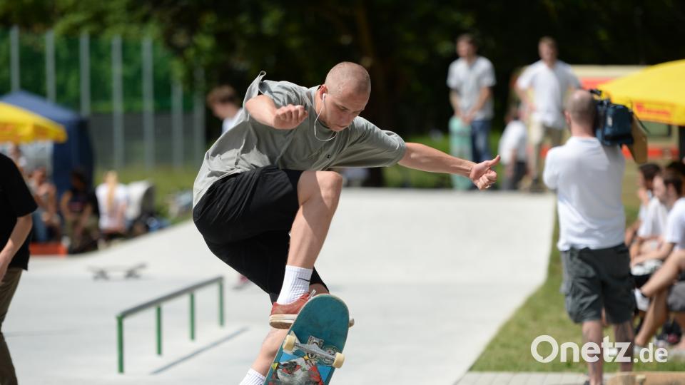 Die besten Tricks und raffiniertesten Sprünge legen die Teilnehmer des ersten Amberger Skatecontests hin. Brückmann (brü), Andreas [BRÜ] (<a href=