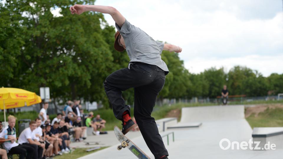 Die besten Tricks und raffiniertesten Sprünge legen die Teilnehmer des ersten Amberger Skatecontests hin. Brückmann (brü), Andreas [BRÜ] (<a href=