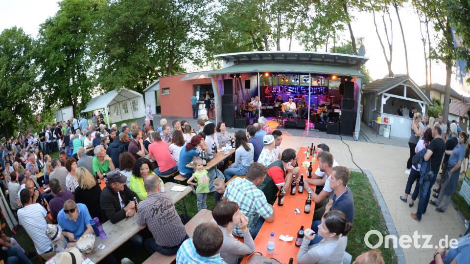 Gut gefüllter Dorfplatz in Hohenkemnath, zur zehnten Auflage des Open Airs. Brückmann (brü), Andreas [BRÜ] (mail@andreasbrueckmann.de)