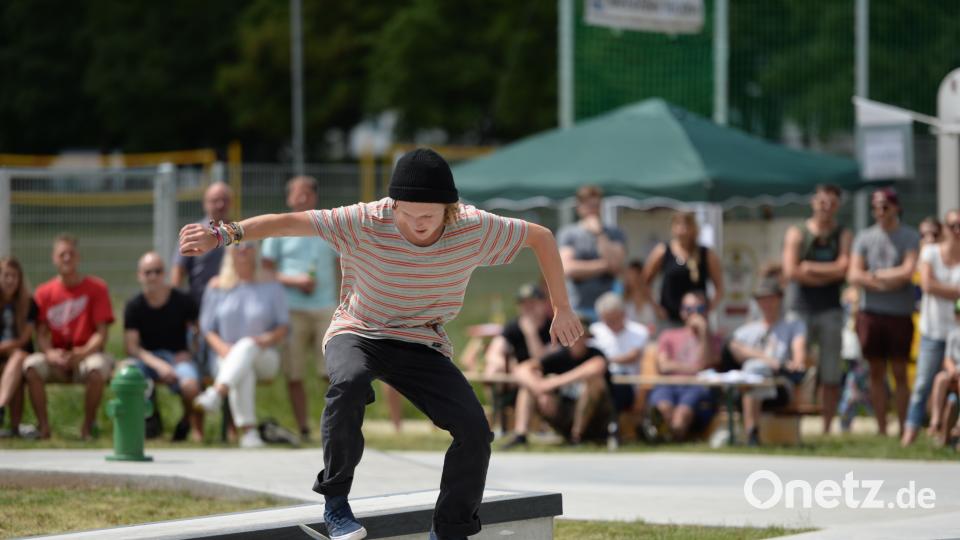 Die besten Tricks und raffiniertesten Sprünge legen die Teilnehmer des ersten Amberger Skatecontests hin. Brückmann (brü), Andreas [BRÜ] (<a href=
