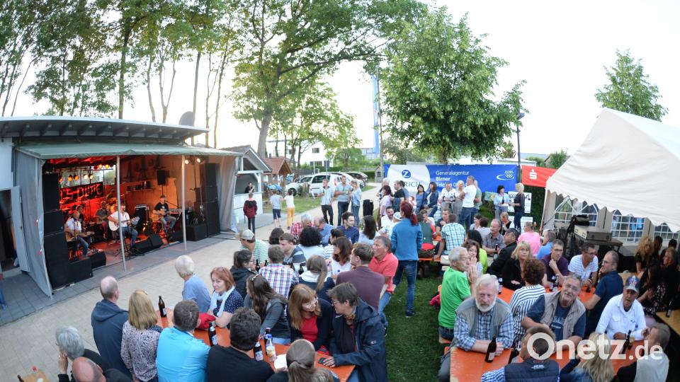 Gut gefüllter Dorfplatz in Hohenkemnath, zur zehnten Auflage des Open Airs. Brückmann (brü), Andreas [BRÜ] (mail@andreasbrueckmann.de)