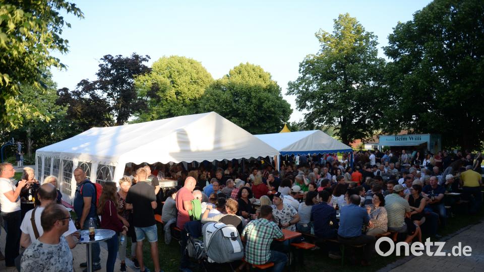 Gut gefüllter Dorfplatz in Hohenkemnath, zur zehnten Auflage des Open Airs. Brückmann (brü), Andreas [BRÜ] (mail@andreasbrueckmann.de)