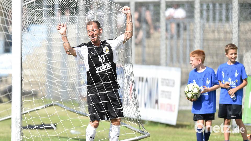 Markus Othmer im Netz gefangen: Der ARD-Moderator kickte auch beim Benefizspiel mit. Alfred Schwarzmeier [AF]