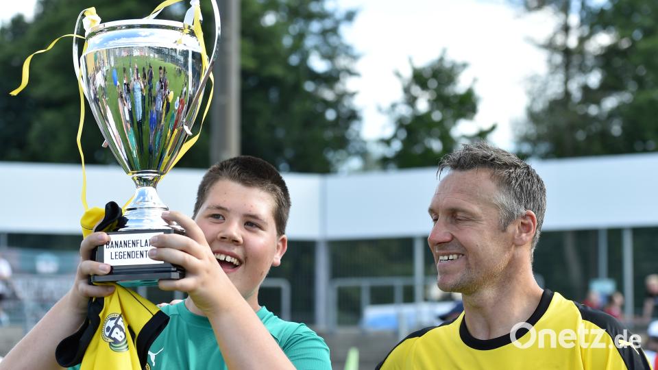 Michael Hofmann (rechts) ist großzügig: Der &quot;Bananenflanker&quot;-Torwart überlässt den Siegerpokal gerne mal einem Edelfan. Alfred Schwarzmeier [AF]