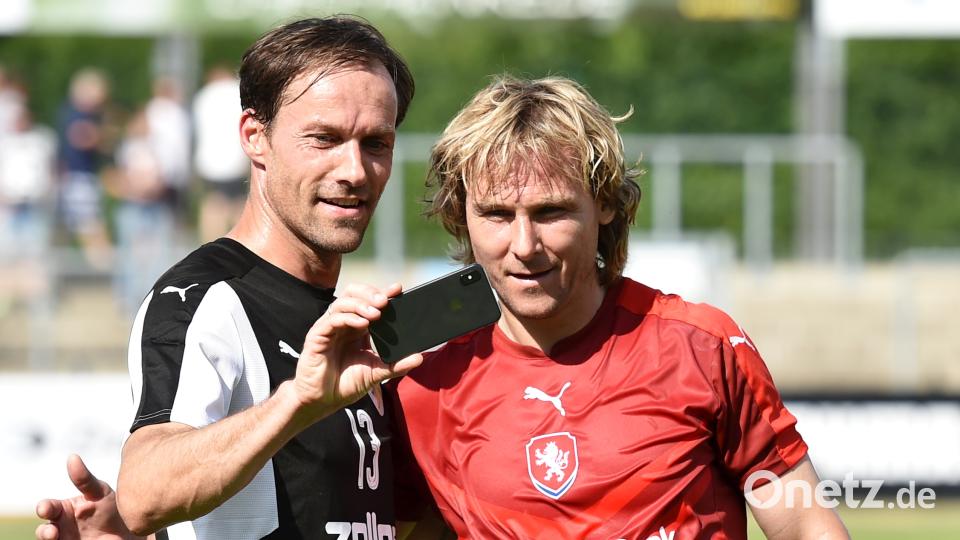 Skisprung-Ass Sven Hannawald spielte bei den &quot;Bananenflankern&quot; mit und holte sich sein Erinnerungsfoto mit Superstar Pavel Nedved ab Alfred Schwarzmeier [AF]