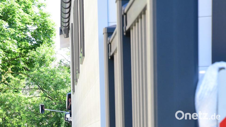 Schwertransport bleibt in Amberg hängen. Petra Hartl