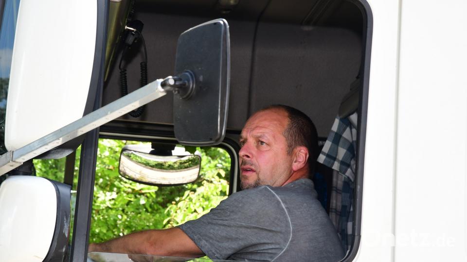 Schwertransport bleibt in Amberg hängen. Petra Hartl