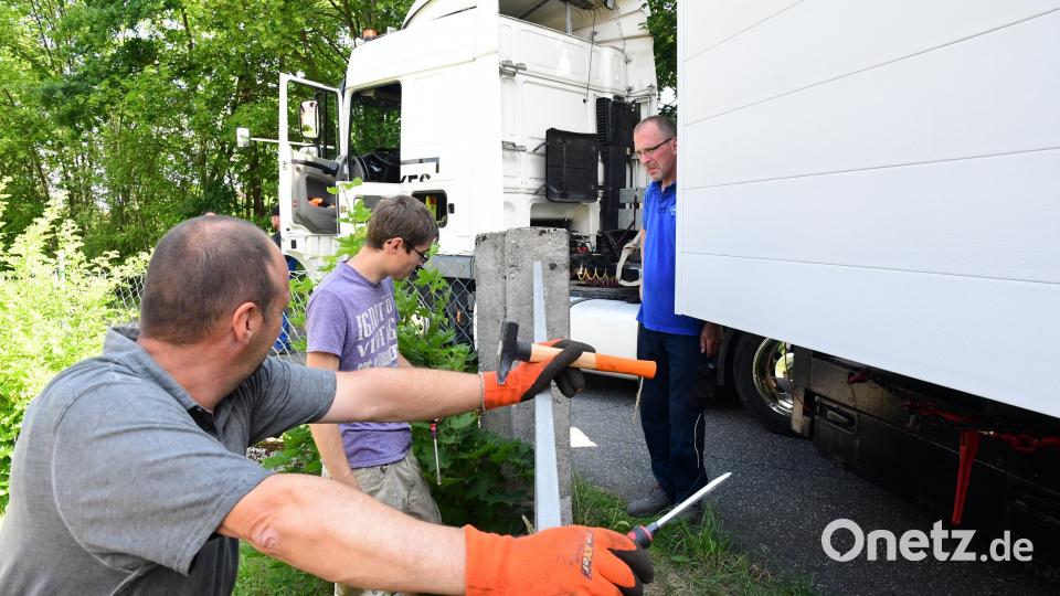 Schwertransport bleibt in Amberg hängen. Petra Hartl