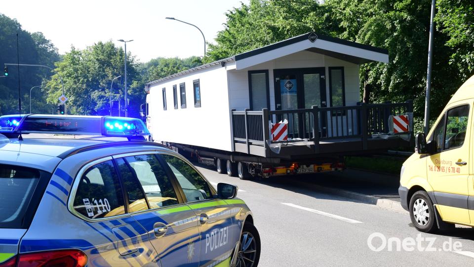 Schwertransport bleibt in Amberg hängen. Petra Hartl