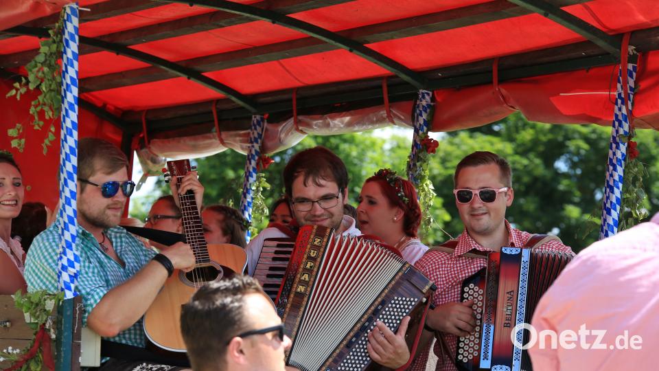 Die Musikgruppe &quot;D&#039;Allerscheynsten&quot; spielten zum Baumaustanzen egl