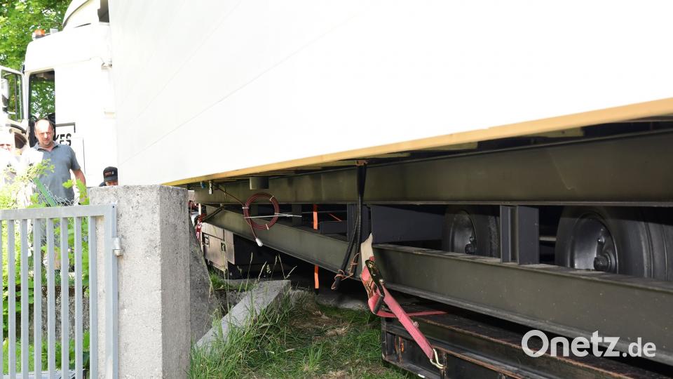 Schwertransport bleibt in Amberg hängen. Petra Hartl