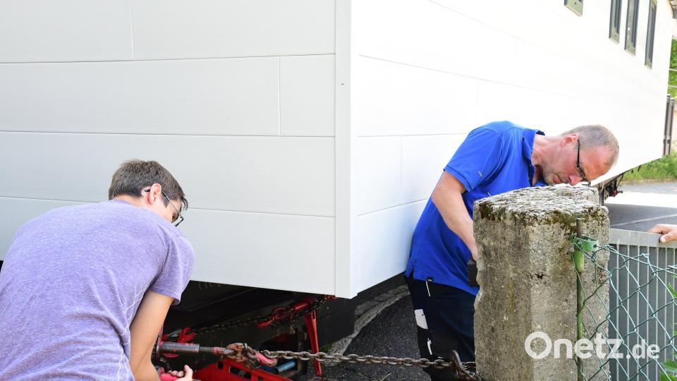 Schwertransport bleibt in Amberg hängen. Petra Hartl