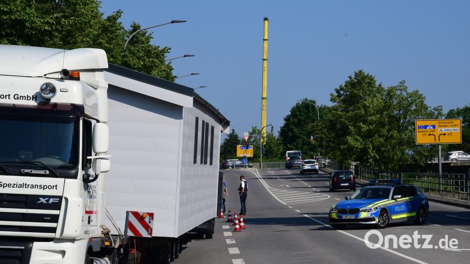 Schwertransport bleibt in Amberg hängen. Petra Hartl