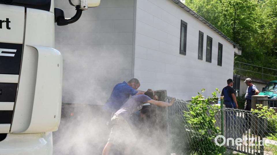 Schwertransport bleibt in Amberg hängen. Petra Hartl